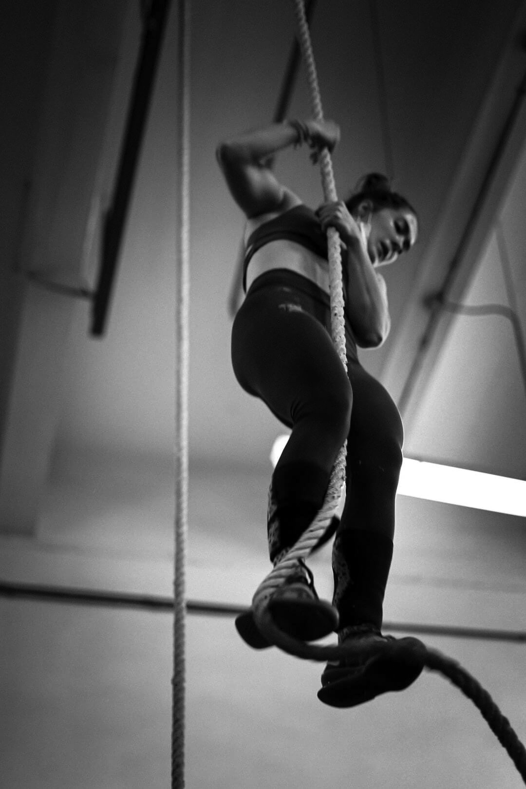 fitness-gym-climbing-ropebw